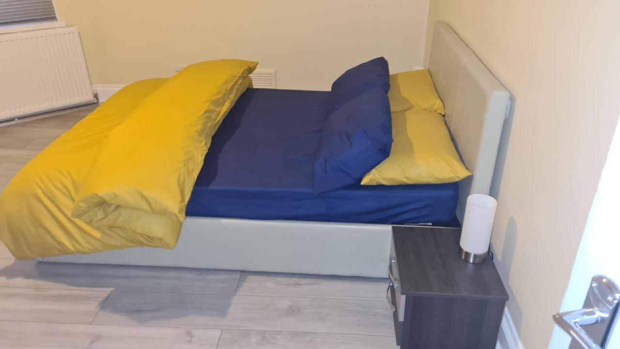 Entire 2 Bedroom Home/Flat In London, Central Line Bagian luar foto