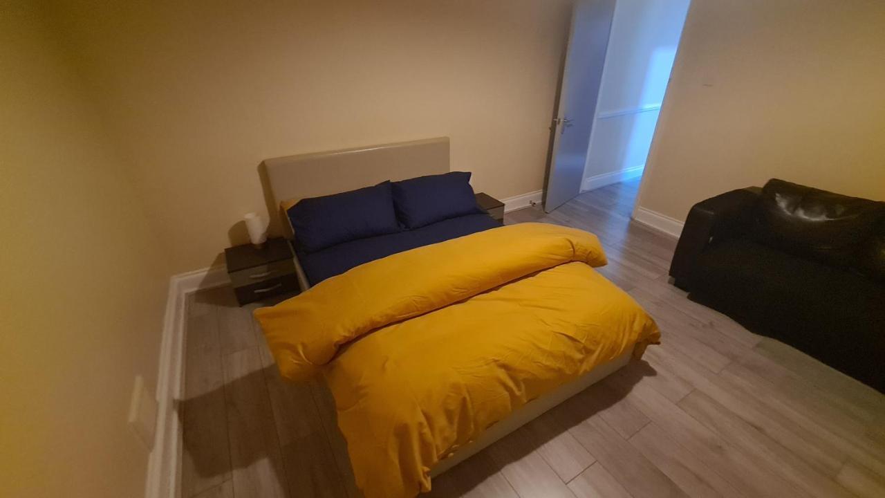 Entire 2 Bedroom Home/Flat In London, Central Line Bagian luar foto