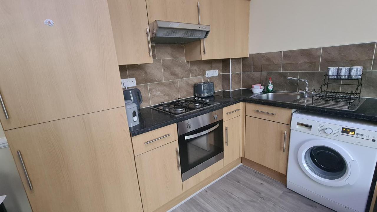 Entire 2 Bedroom Home/Flat In London, Central Line Bagian luar foto