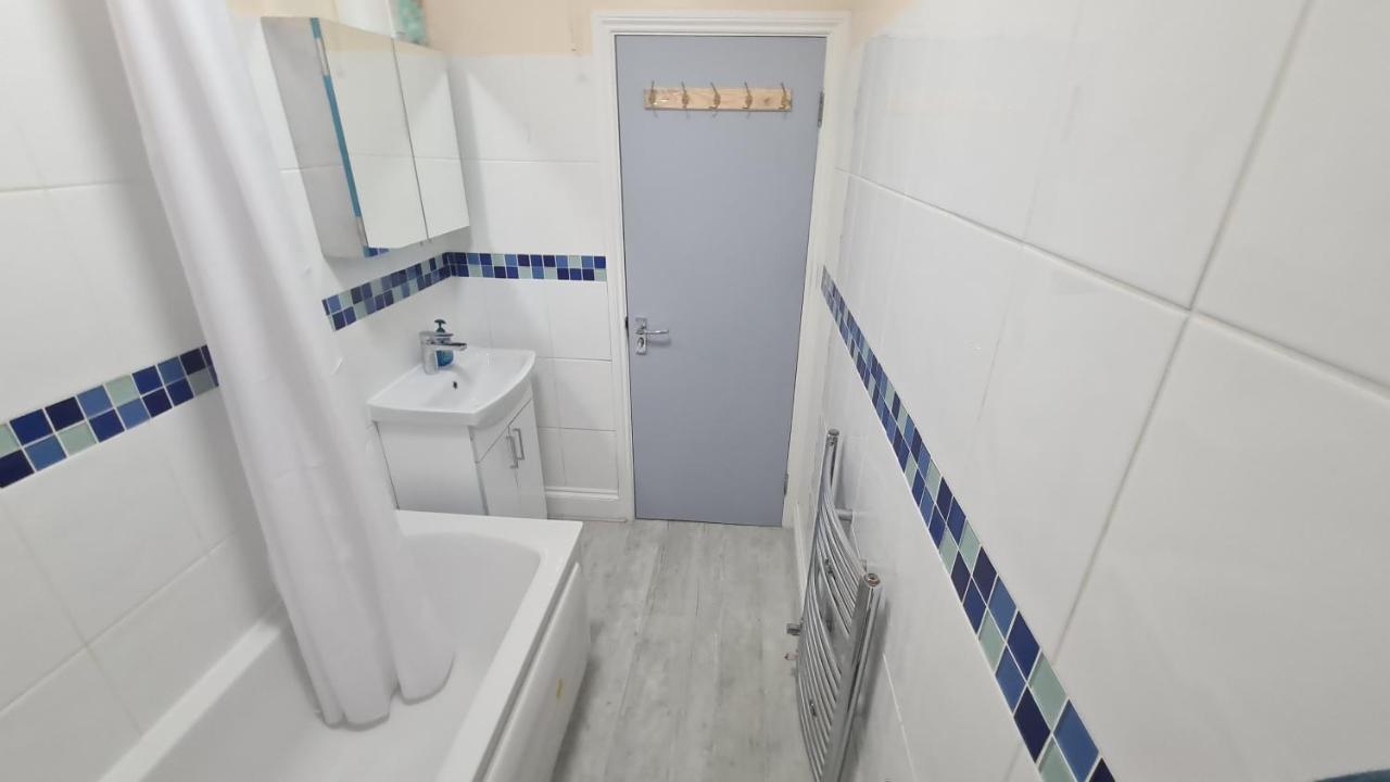 Entire 2 Bedroom Home/Flat In London, Central Line Bagian luar foto