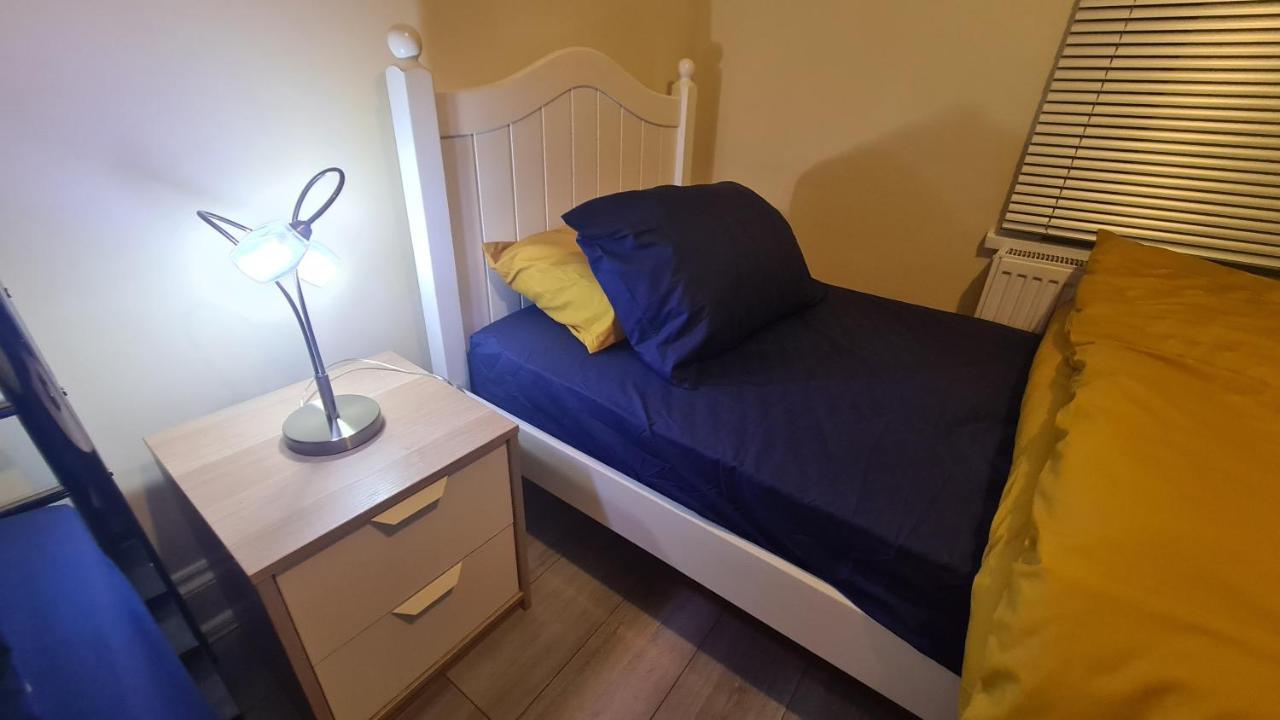 Entire 2 Bedroom Home/Flat In London, Central Line Bagian luar foto