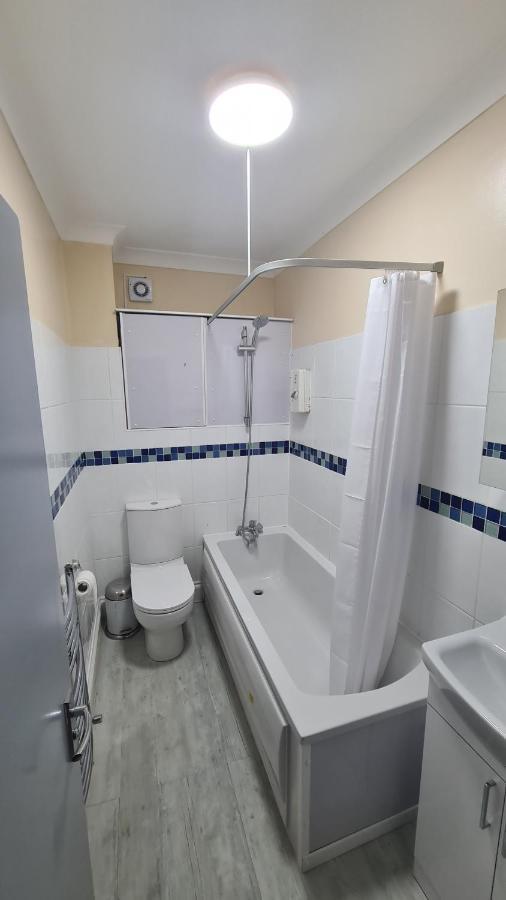 Entire 2 Bedroom Home/Flat In London, Central Line Bagian luar foto