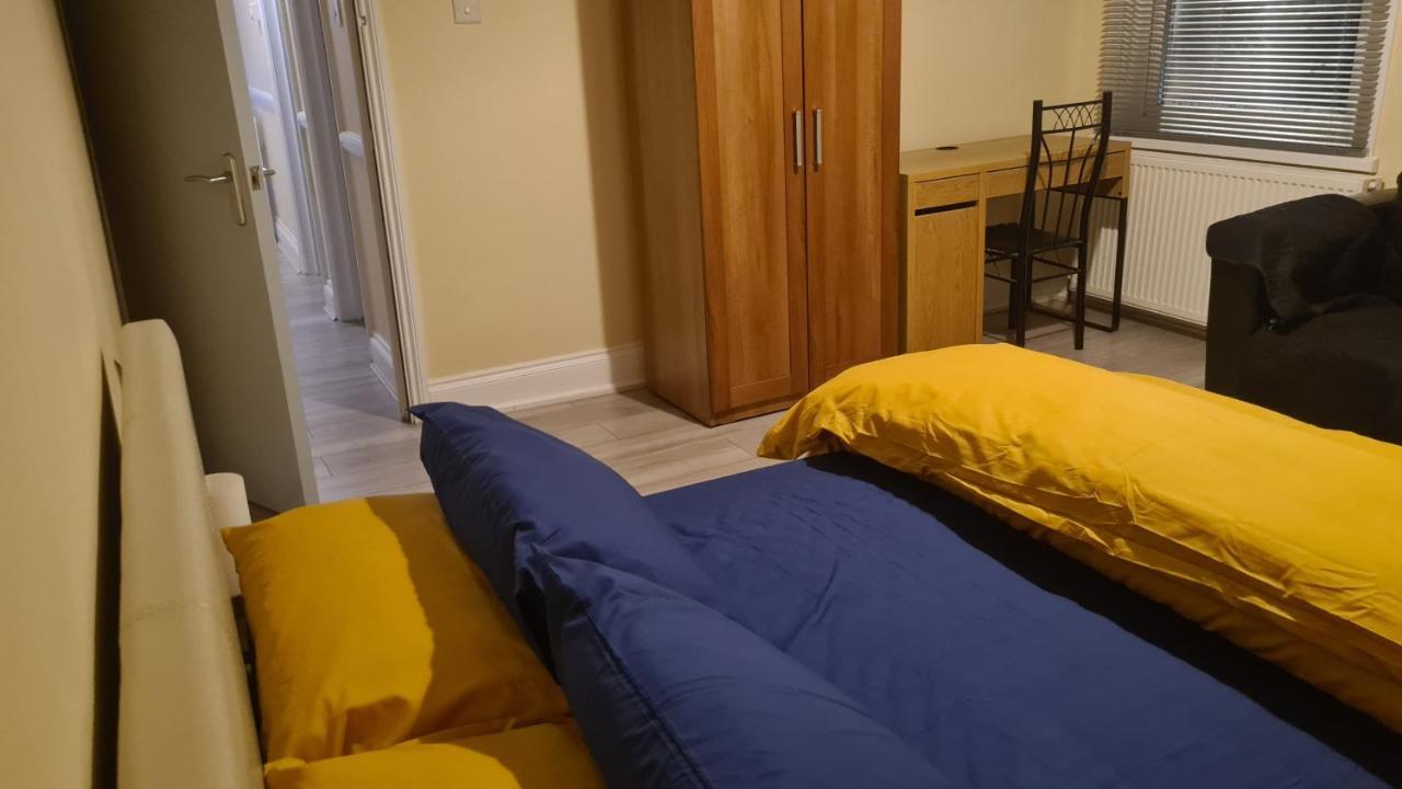 Entire 2 Bedroom Home/Flat In London, Central Line Bagian luar foto