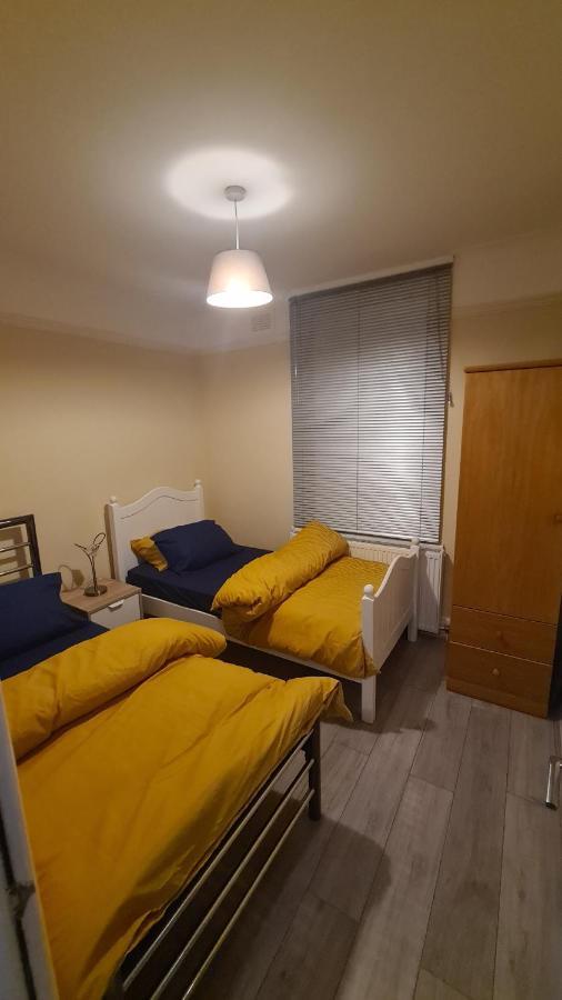 Entire 2 Bedroom Home/Flat In London, Central Line Bagian luar foto
